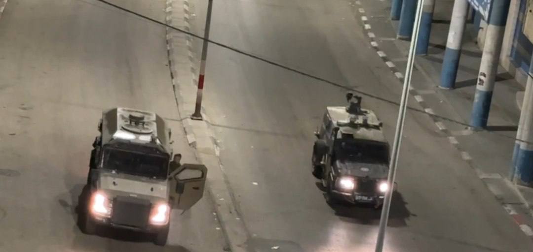 الاحتلال يقتحم نابلس ويطلق الرصاص الحي وقنابل الصوت والغاز السام
